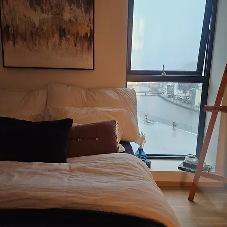 Toppleilighet Pa Elvekanten Med To Romslige Soverom Apartamento